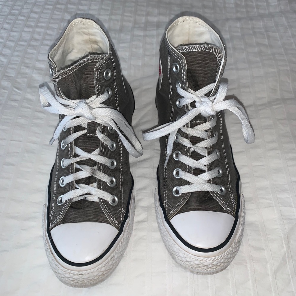 Woman’s grey converse